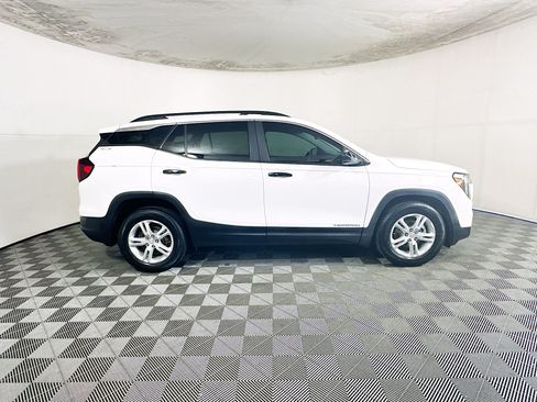 Used 2022 GMC Terrain SLE w/ Driver Convenience Package FWD image 2