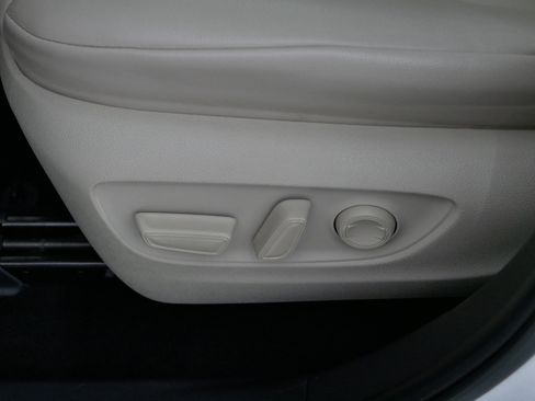Used 2022 Toyota Highlander XLE AWD/4WD image 20