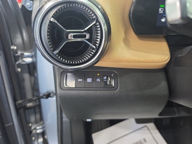 Used 2025 Chevrolet Equinox ACTIV w/ Safety and Technology Package AWD/4WD image 21