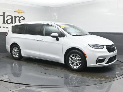 Used 2023 Chrysler Pacifica Touring-L FWD image 6