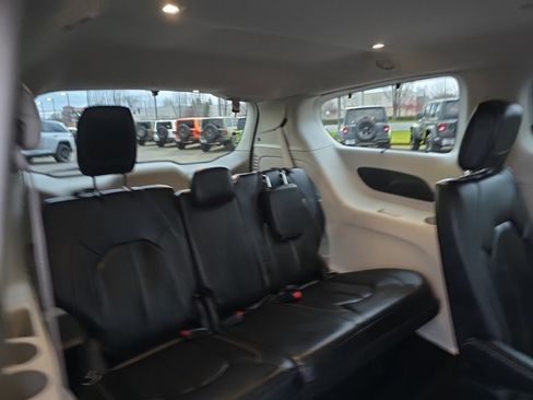 Used 2022 Chrysler Pacifica Touring-L image 12