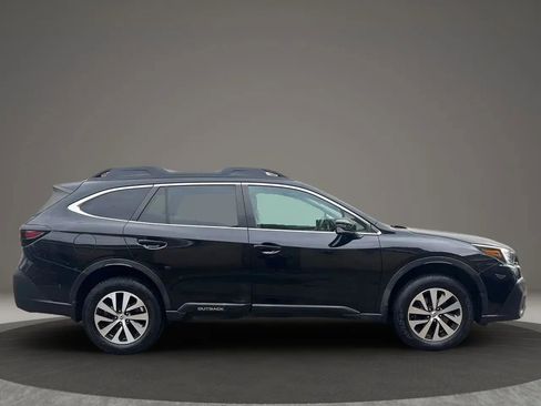 Used 2020 Subaru Outback Premium image 4