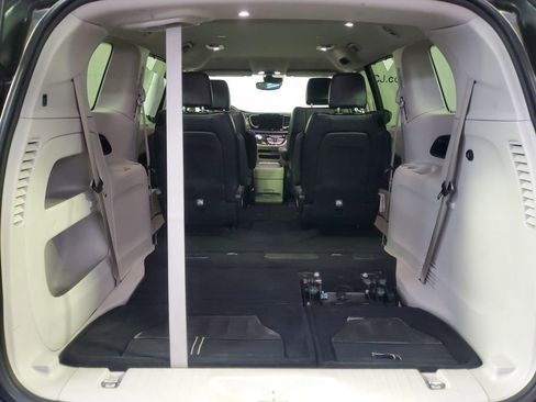 Used 2023 Chrysler Pacifica Touring-L image 11