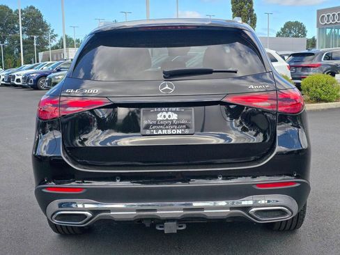 Used 2024 Mercedes-Benz GLC 300 4MATIC w/ Driver Assistance Package image 5