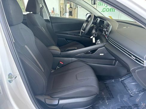 Used 2025 Hyundai Elantra SE FWD image 18