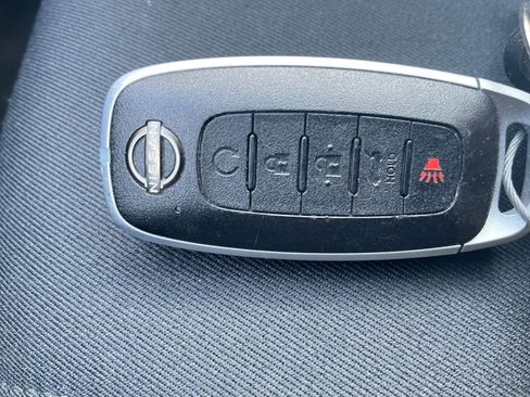 Used 2025 Nissan Pathfinder SV image 22