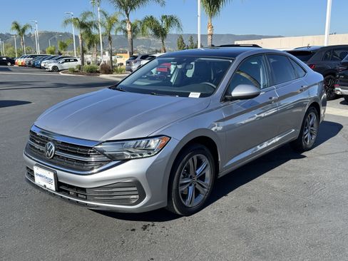 Used 2022 Volkswagen Jetta SE w/ Panoramic Sunroof Package FWD image 5
