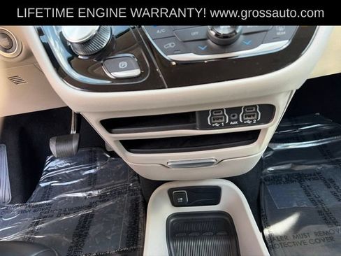 Used 2023 Chrysler Pacifica Touring-L FWD image 25