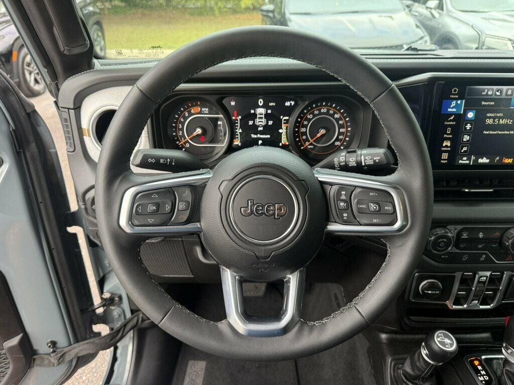 Used 2026 Jeep Wrangler Unlimited Sahara AWD/4WD image 5