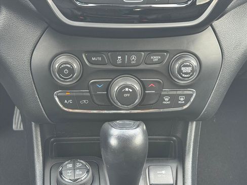 Used 2022 Jeep Cherokee Trailhawk w/ Premium Leather Package AWD/4WD image 16