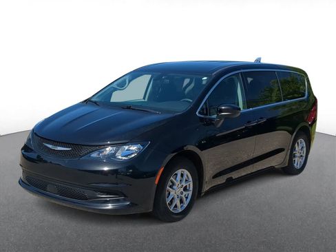 Used 2022 Chrysler Voyager LX FWD image 4