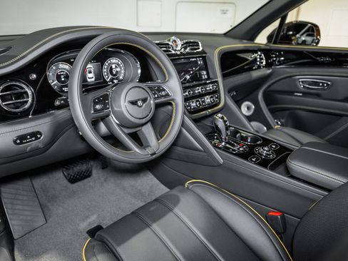 Used 2025 Bentley Bentayga image 19