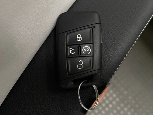 New 2025 Volkswagen Taos SE image 28