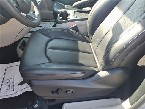 Used 2024 Chrysler Pacifica Touring-L FWD image 19