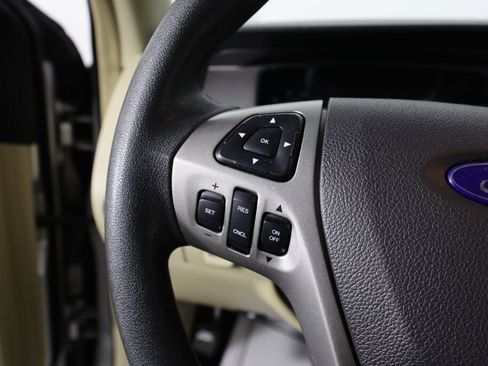 Used 2015 Ford Taurus SE image 32