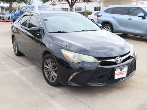Used 2015 Toyota Camry SE image 2