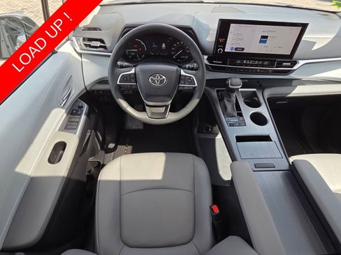 Used 2025 Toyota Sienna XLE FWD image 6