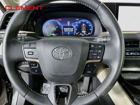 Used 2024 Toyota Crown AWD/4WD image 13