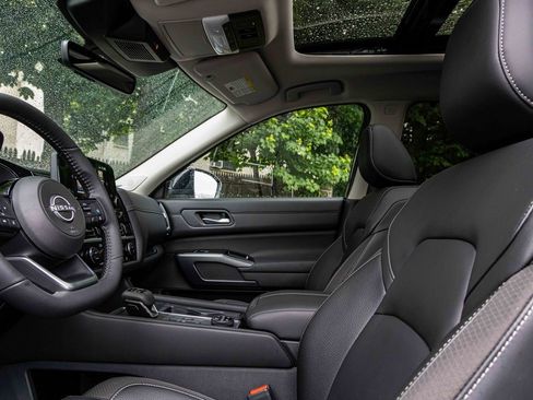 Certified 2025 Nissan Pathfinder SL w/ SL Premium Package image 8