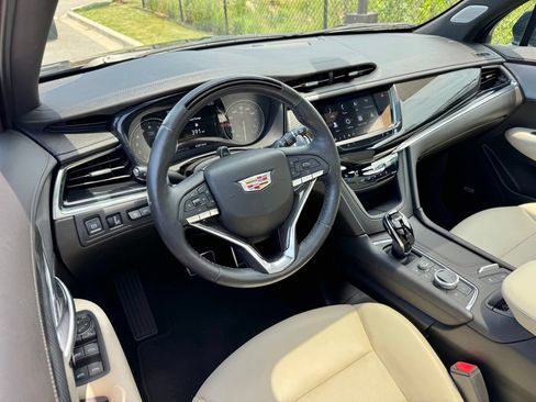 Used 2023 Cadillac XT6 Sport w/ Technology Package AWD/4WD image 2
