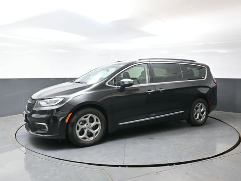 Used 2023 Chrysler Pacifica Limited FWD image 10