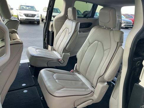 Used 2018 Chrysler Pacifica Limited w/ Tire & Wheel Group image 12