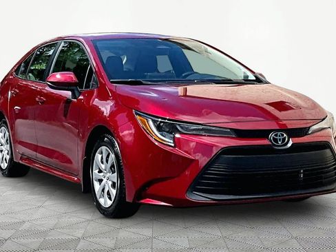 Used 2025 Toyota Corolla LE FWD image 3