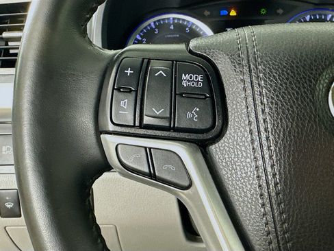 Used 2019 Toyota Highlander XLE AWD/4WD image 18