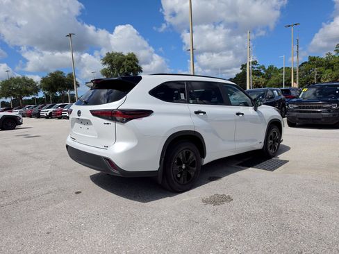Used 2025 Toyota Highlander XLE AWD/4WD image 4