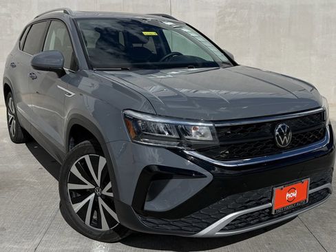 Certified 2024 Volkswagen Taos SE image 1