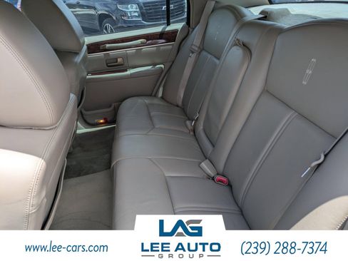 Used 2011 Lincoln Town Car Signature Limited RWD image 9