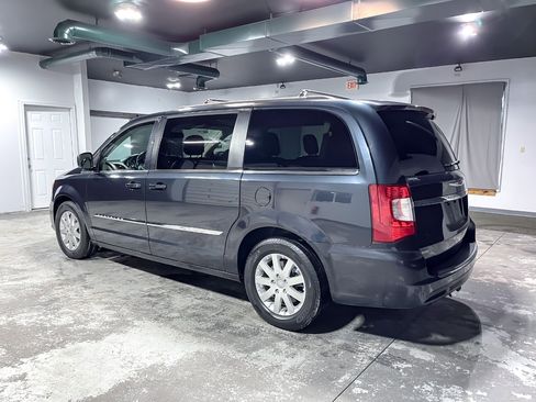 Used 2014 Chrysler Town & Country Touring image 6