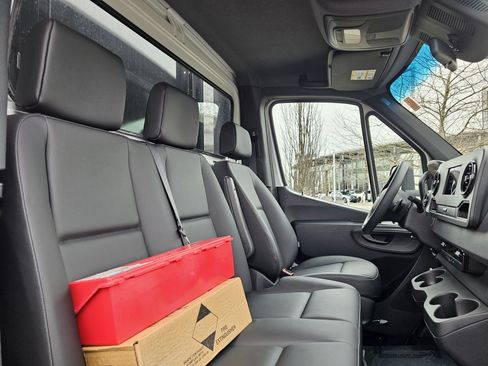 Used 2023 Mercedes-Benz Sprinter 4500 image 19