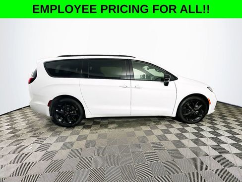 New 2026 Chrysler Pacifica Limited w/ S Appearance Package image 9