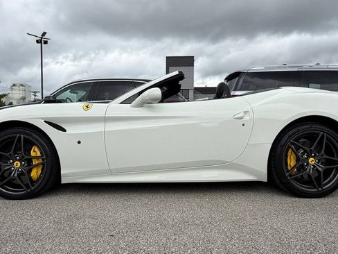 Used 2015 Ferrari California T RWD image 3