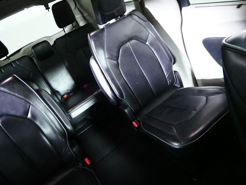 Used 2018 Chrysler Pacifica Limited FWD image 14