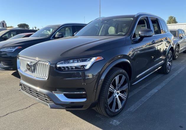 Used 2025 Volvo XC90 T8 Plus w/ Protection Package Premier AWD/4WD image 2