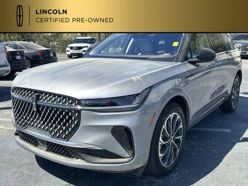 Used 2025 Lincoln Nautilus Reserve AWD/4WD image 3