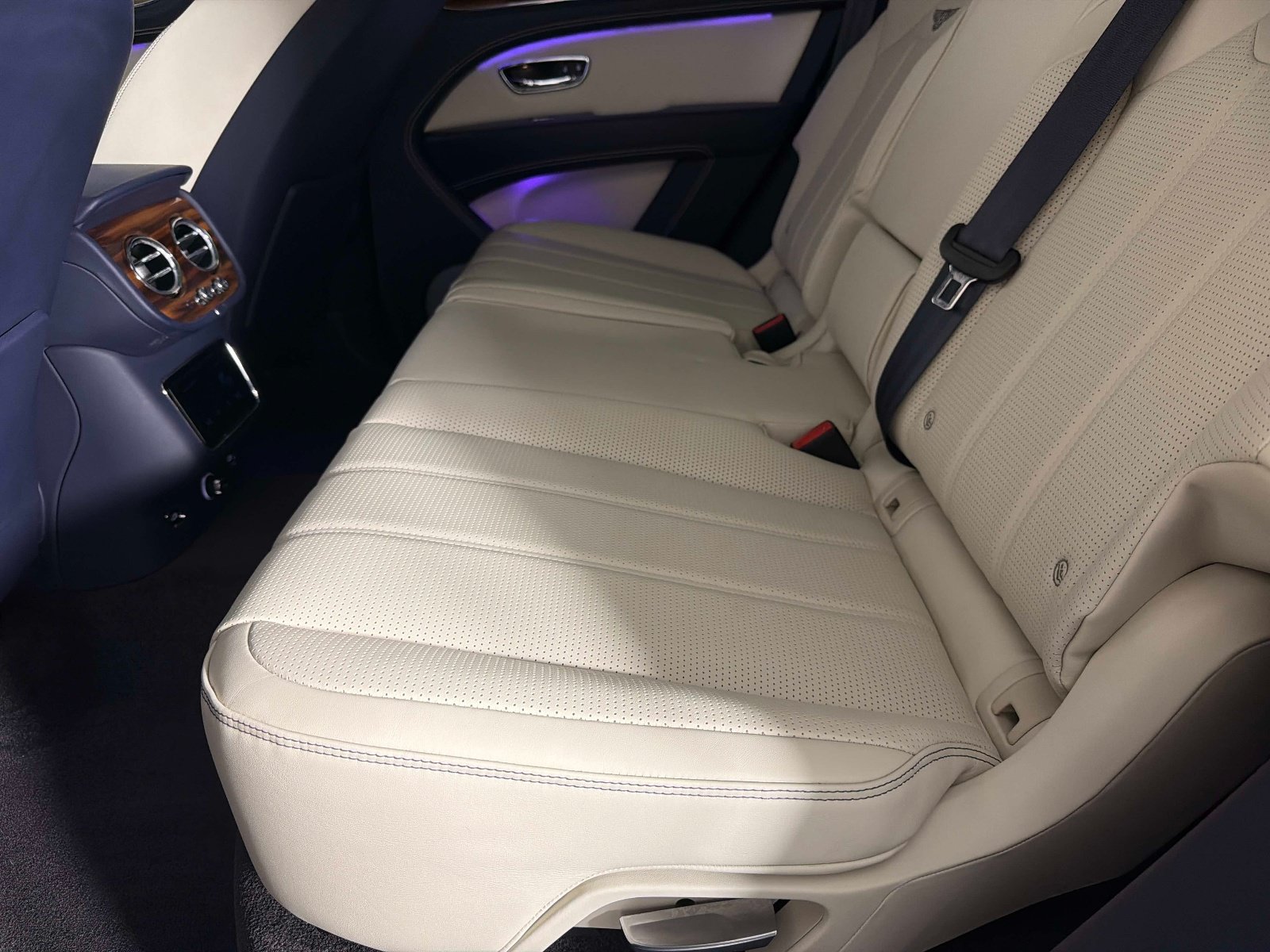 Used 2024 Bentley Bentayga AWD/4WD image 33