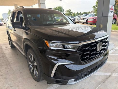 Used 2024 Honda Pilot Touring image 3
