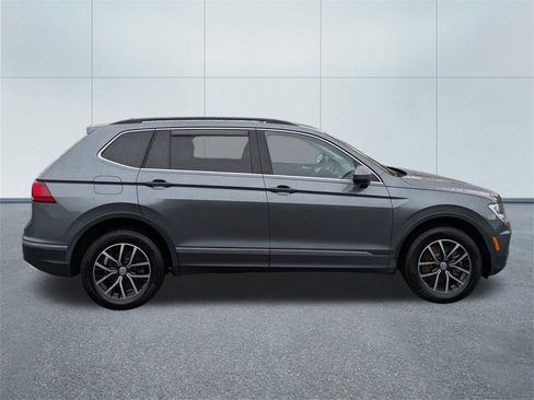 Used 2023 Volkswagen Taos SE w/ Panoramic Sunroof Package image 2