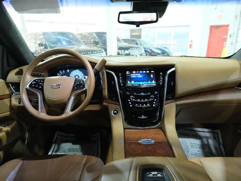 Used 2017 Cadillac Escalade Platinum image 27