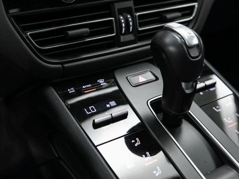 Certified 2024 Porsche Macan AWD/4WD image 28