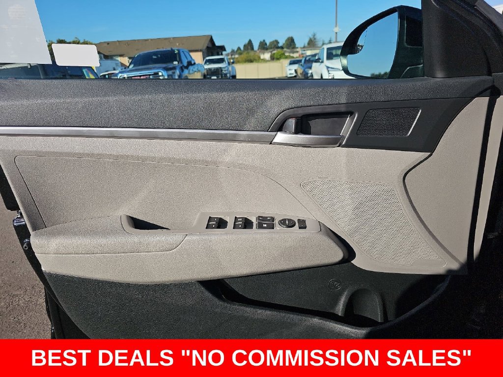 Used 2019 Hyundai Elantra SE FWD image 25
