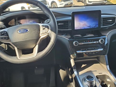 Used 2021 Ford Explorer Limited w/ Equipment Group 301A AWD/4WD image 8