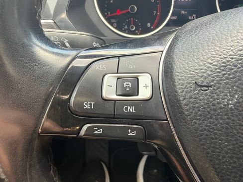 Used 2018 Volkswagen Tiguan SEL AWD/4WD image 34