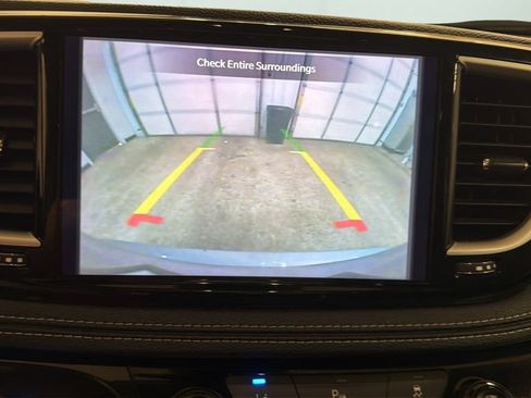 Used 2023 Chrysler Pacifica Touring-L FWD image 21
