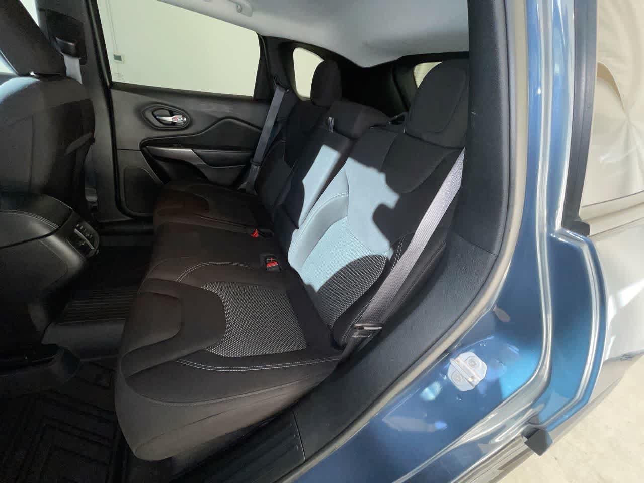 Used 2021 Jeep Cherokee Latitude AWD/4WD image 22