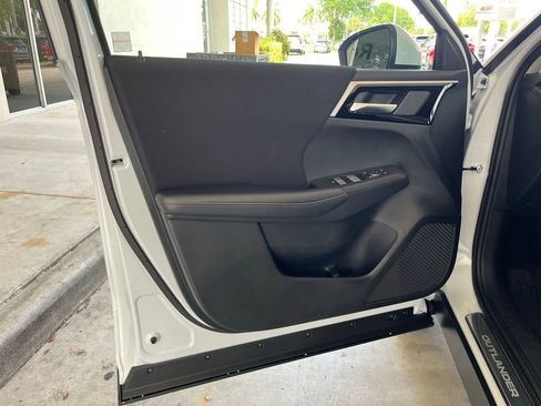 Used 2024 Mitsubishi Outlander ES image 31