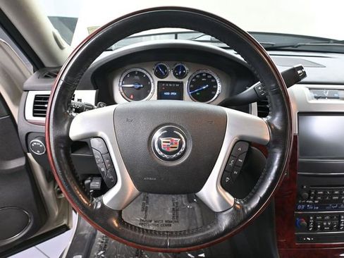 Used 2011 Cadillac Escalade Luxury image 26